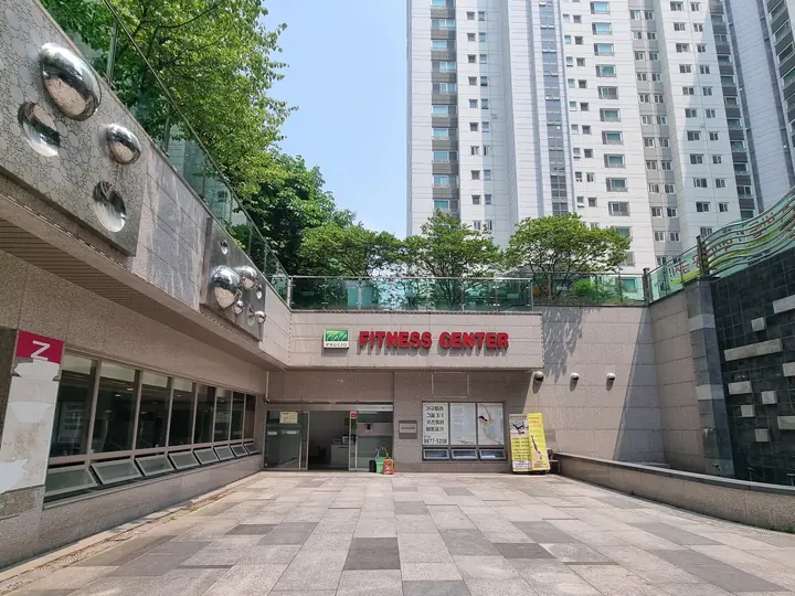 선큰 광장과 피트니스 센터·주민공동시설