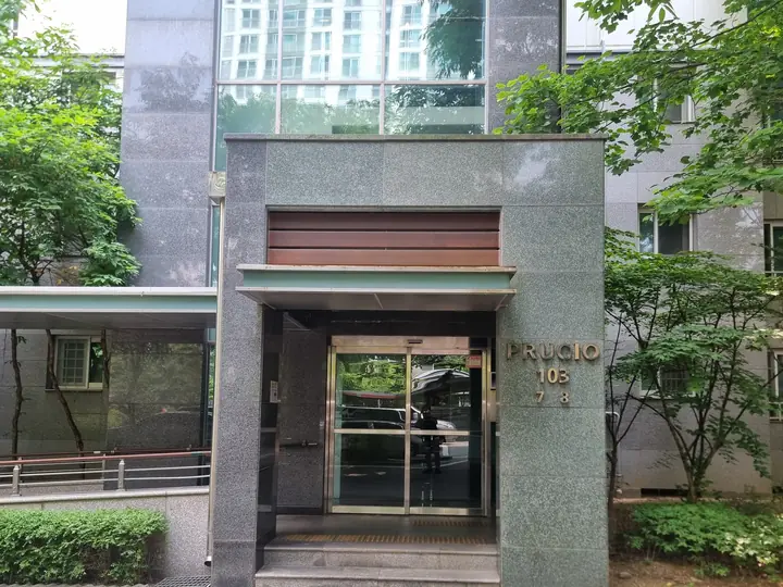 석재 문주로 감싼 103동 출입구