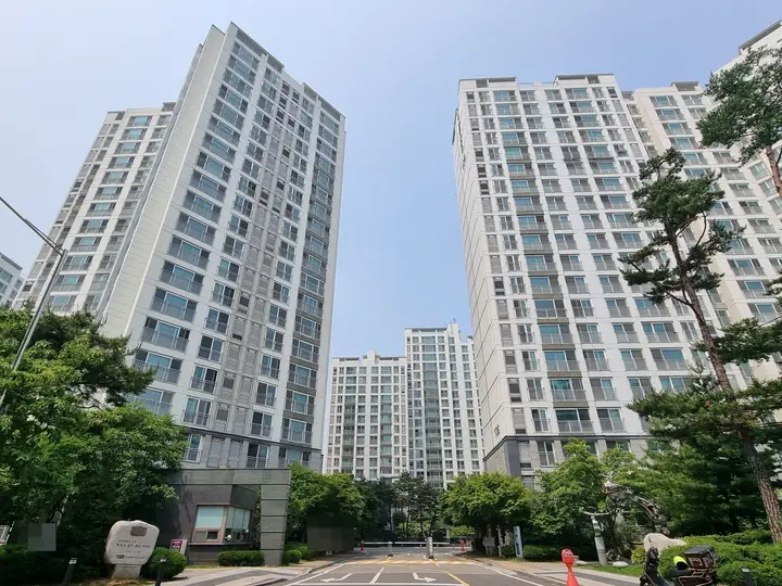 '최우수 살기 좋은 아파트' 표석이 있는 단지 입구