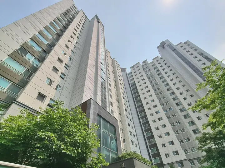 올려다본 고층 동과 필로티