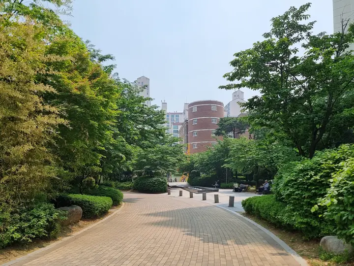 대나무와 관목 사이 단지 산책로