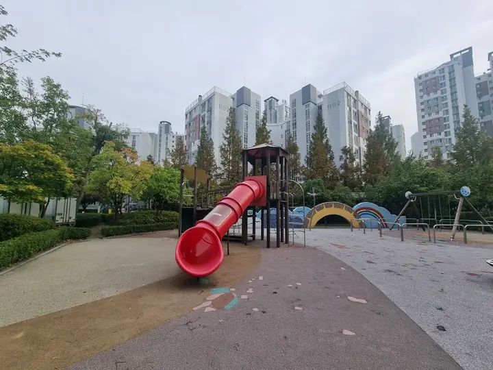 붉은 튜브 미끄럼틀 놀이터