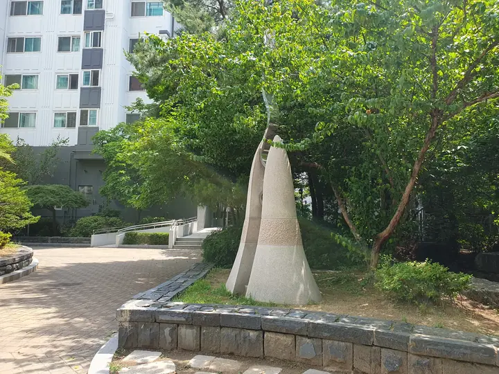 조형물이 있는 쉼터 화단