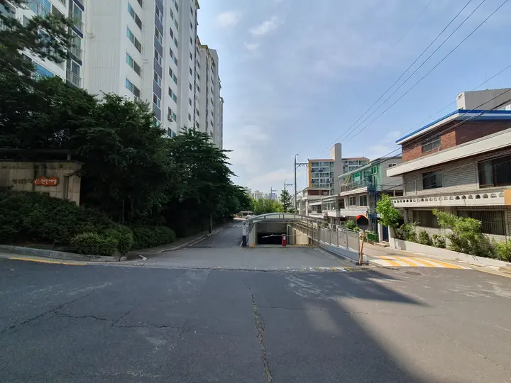 지하주차장으로 이어지는 단지 진입로