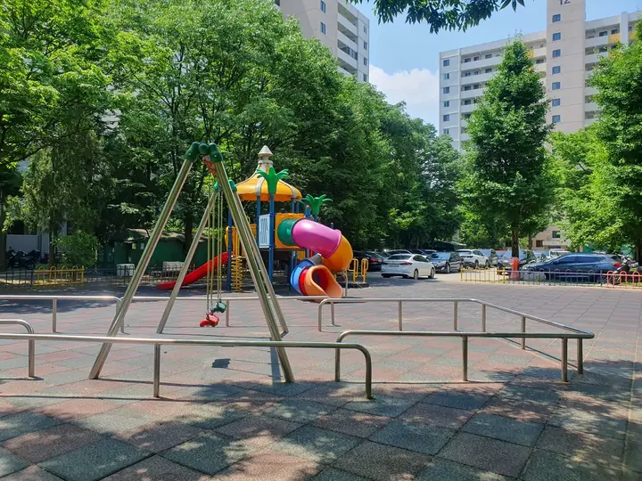 그네와 놀이대가 있는 놀이터