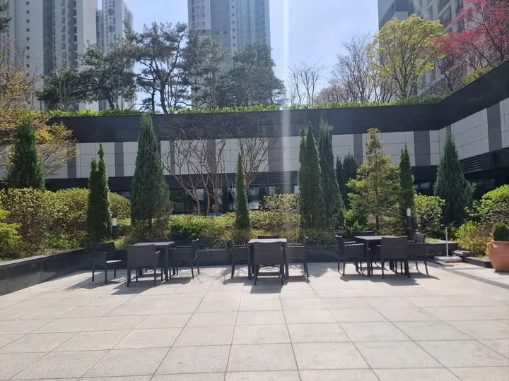 헬스센터 앞 선큰 테라스와 테이블