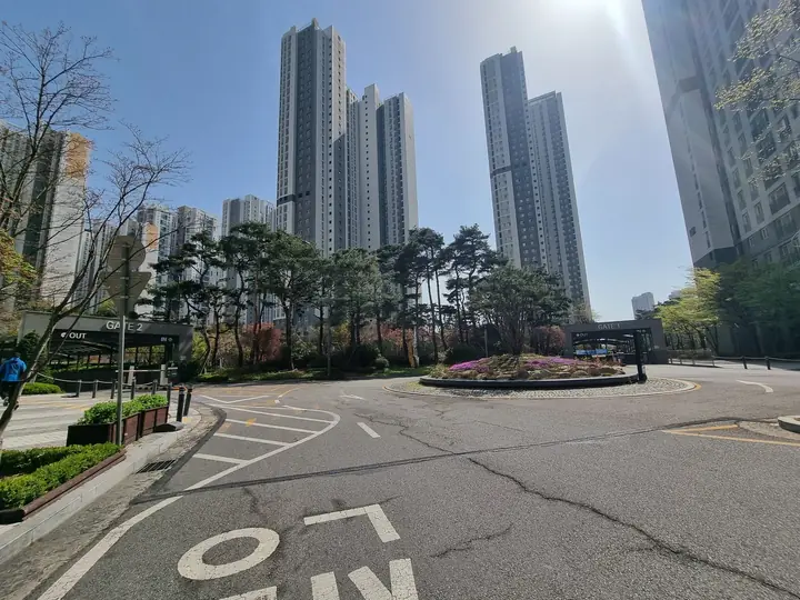 꽃 화단 로터리가 있는 단지 안 도로