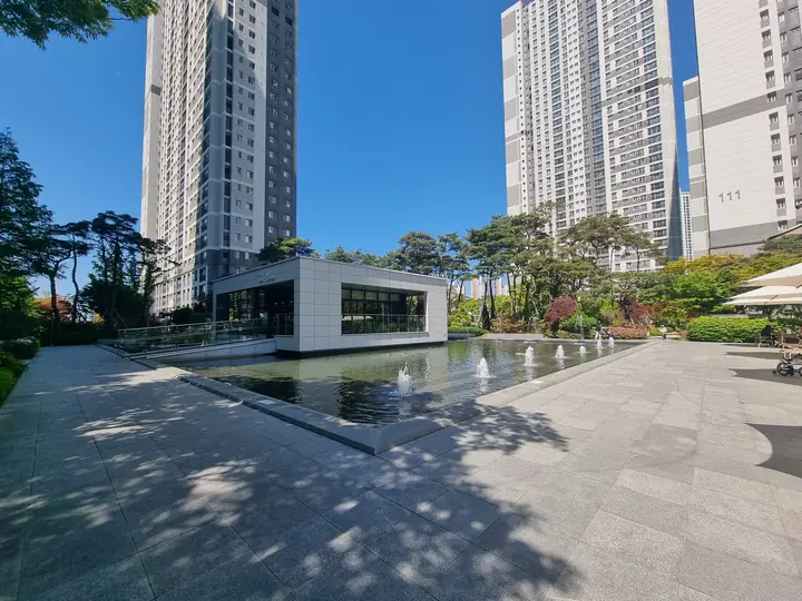 수경 공간 끝의 유리 파빌리온