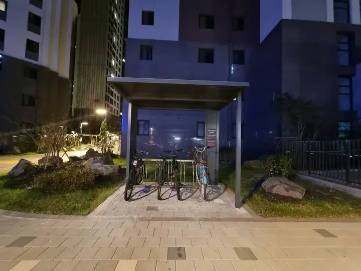 지붕을 얹은 자전거 보관대