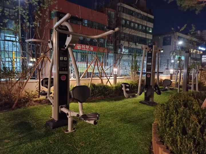 잔디밭 위 야외 운동기구