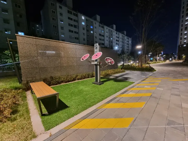 산책길 옆 원판 운동기구와 벤치