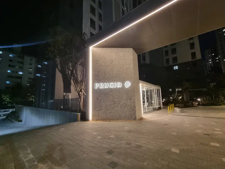 정문 게이트와 옆의 유리 라운지