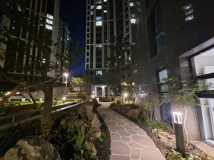 돌판 산책길이 이어진 동 앞 정원