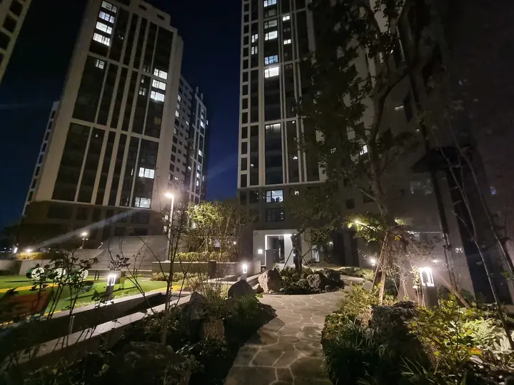 조명이 켜진 동 출입구 앞 정원