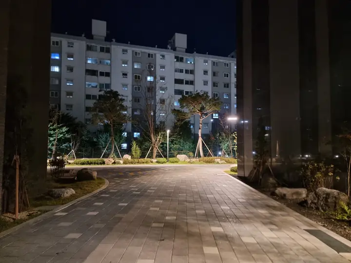 넓은 보행로 끝의 단지 안 광장