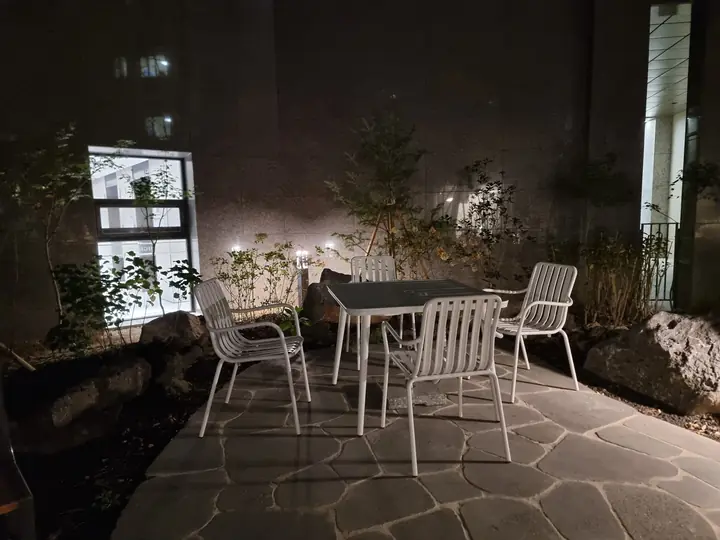 돌판 마당에 놓인 야외 테이블