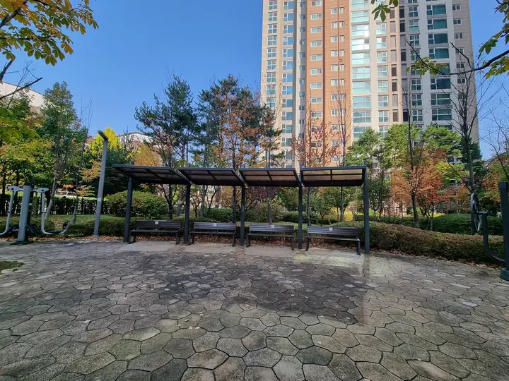 그늘막 벤치 옆 야외 운동기구