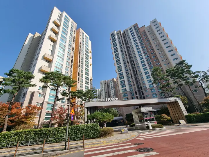 단풍 너머로 보이는 'IPARK' 정문과 고층 동