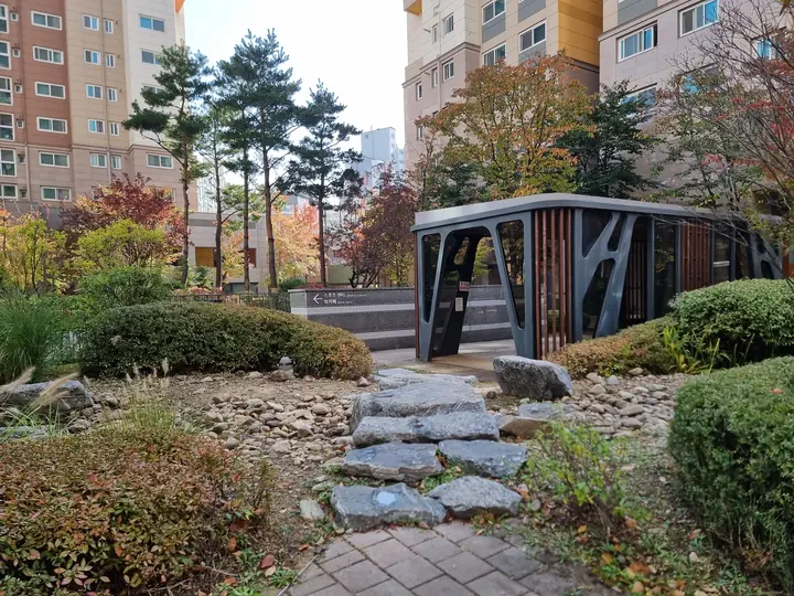 징검돌이 놓인 개울 정원과 쉼터