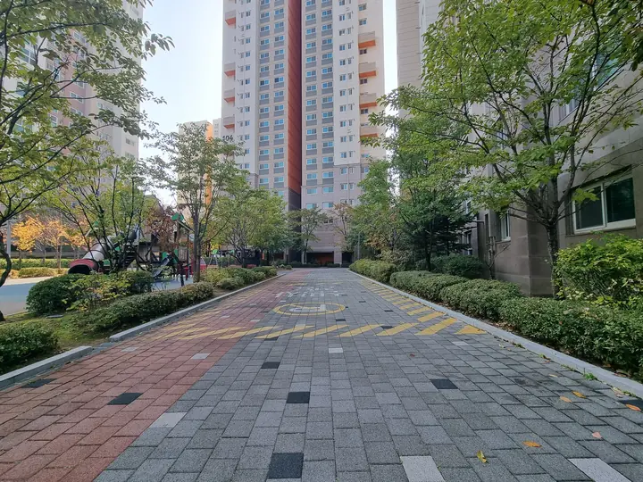 동 사이로 곧게 뻗은 보행로