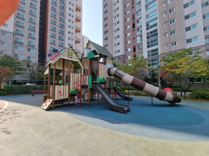 터널 미끄럼틀이 있는 집 모양 놀이대