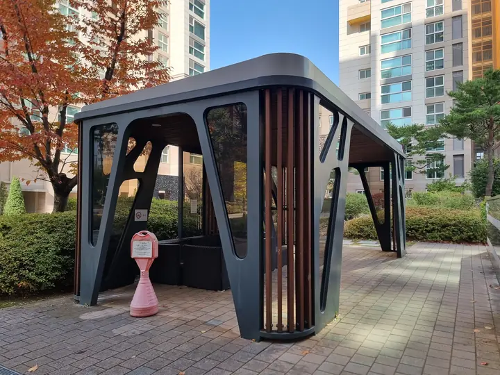 나무 기둥을 두른 지붕 쉼터