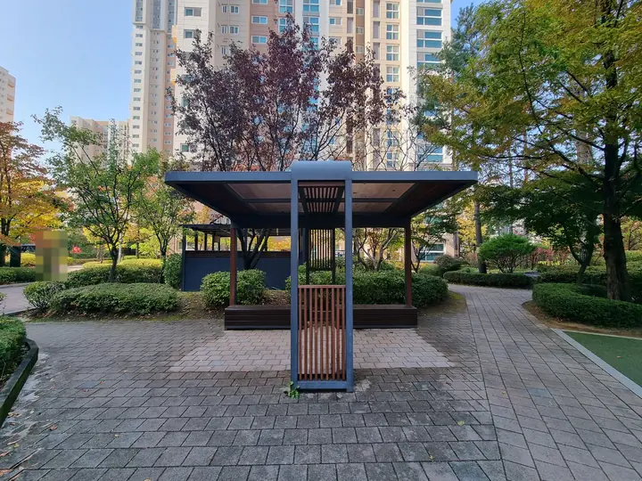 벤치를 둔 그늘막 쉼터