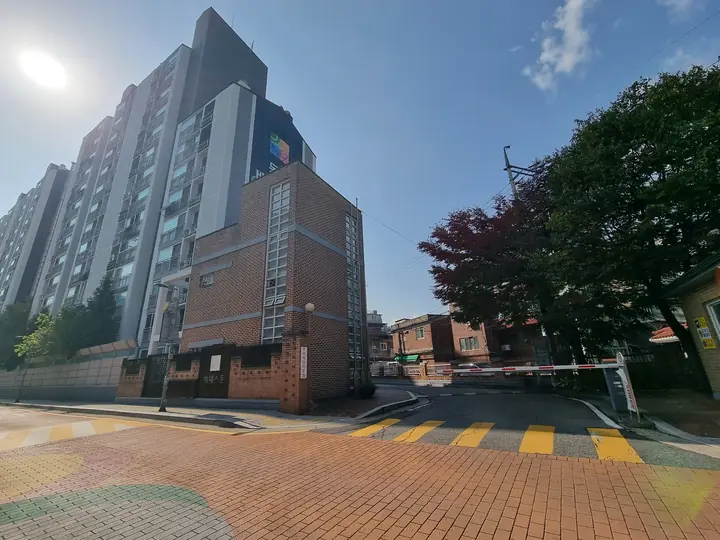 차단기와 경비실이 있는 단지 진입로