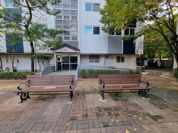 동 출입구 앞에 놓인 벤치