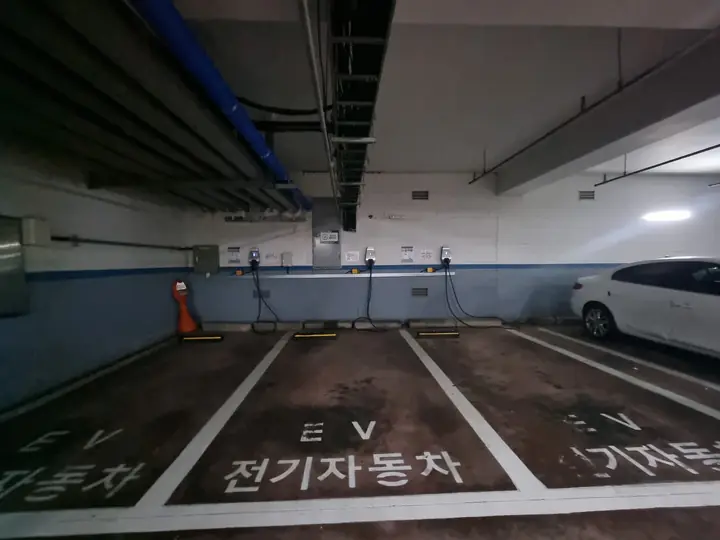 충전기가 나란히 선 전기자동차 충전구역