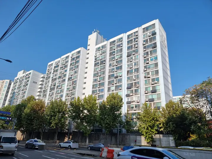 월계로 쪽에서 올려다본 15층 동들