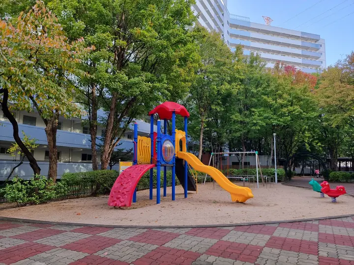 빨간 지붕 미끄럼틀이 있는 모래 놀이터