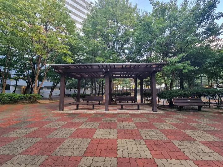 벤치를 둔 목조 그늘막 쉼터