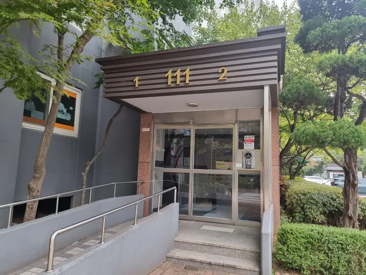 111동 출입구와 경사로