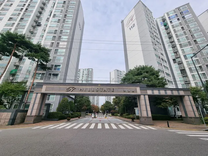 강서로 쪽 'HILLSTATE 우장산' 정문과 112동