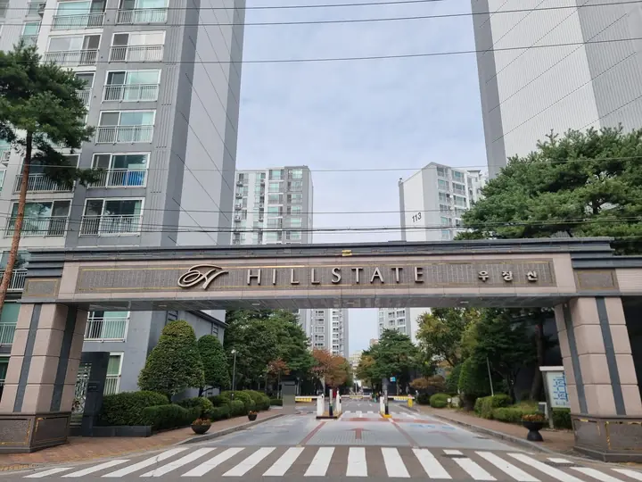 정문 아래 차단기와 곧게 뻗은 단지 안길