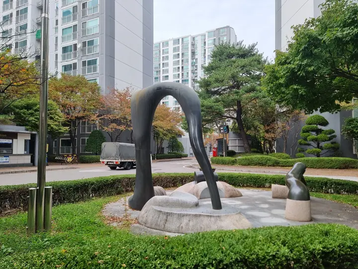 정문 안 로터리 화단의 검은 아치 조형물