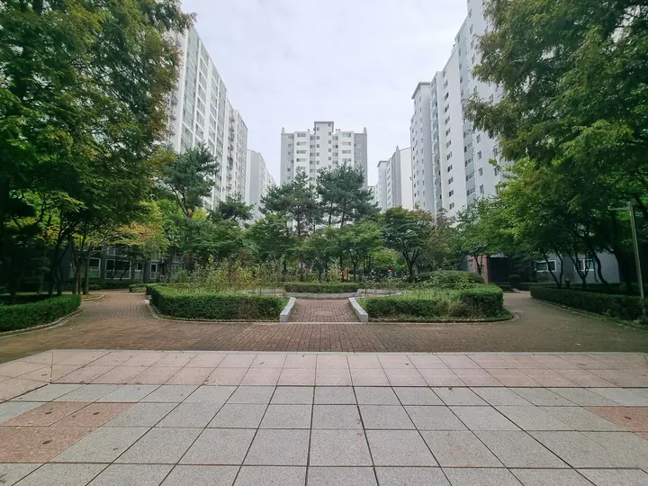 동 사이로 길게 이어진 중앙 정원