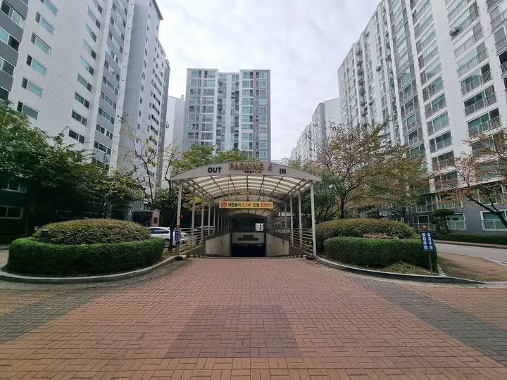 'PARKING 6' 지하주차장 입구