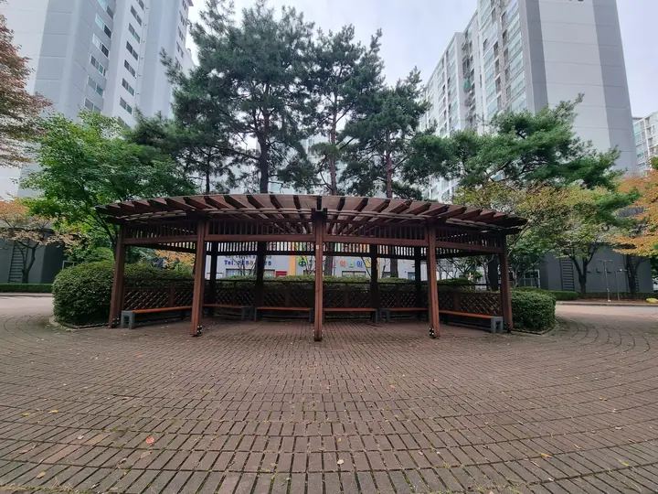 소나무 앞 반원형 목조 정자