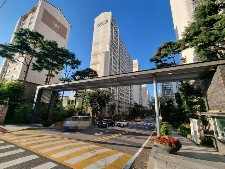 정문 게이트 아래 단지 안길