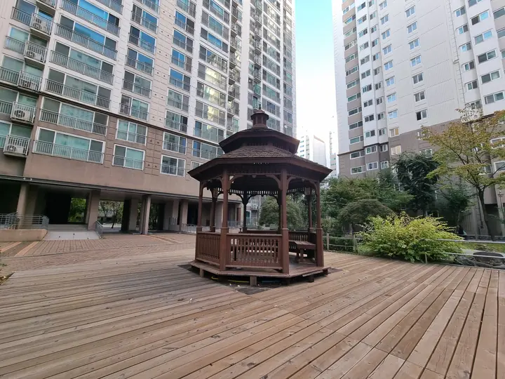 넓은 데크 위 팔각 정자