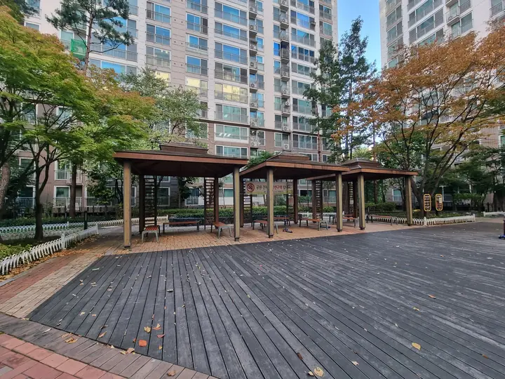 데크 광장의 이어진 그늘막 쉼터