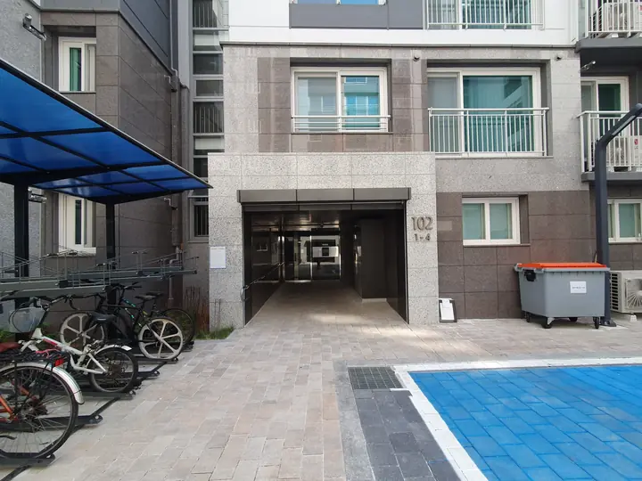 필로티 아래 102동 출입구