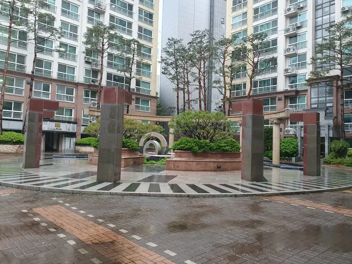 석조 기둥 조형물이 선 광장