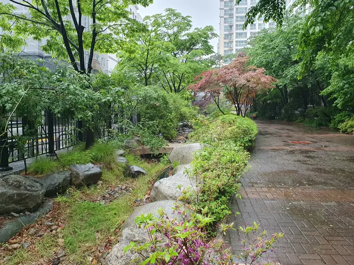 바위를 놓은 화단 산책길