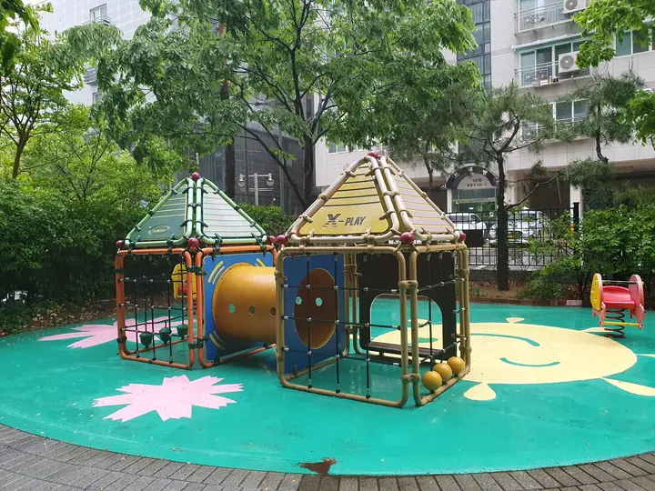 지붕 놀이집과 터널