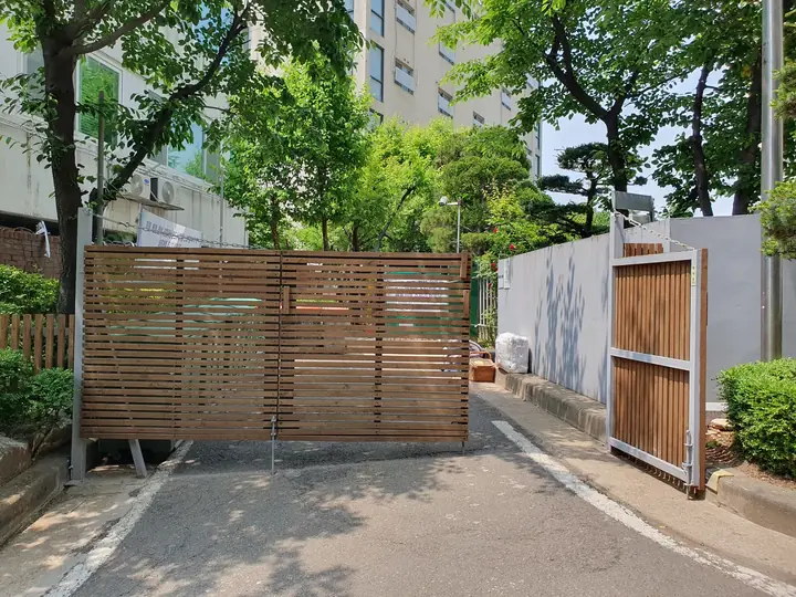 목재 출입문이 달린 쪽문