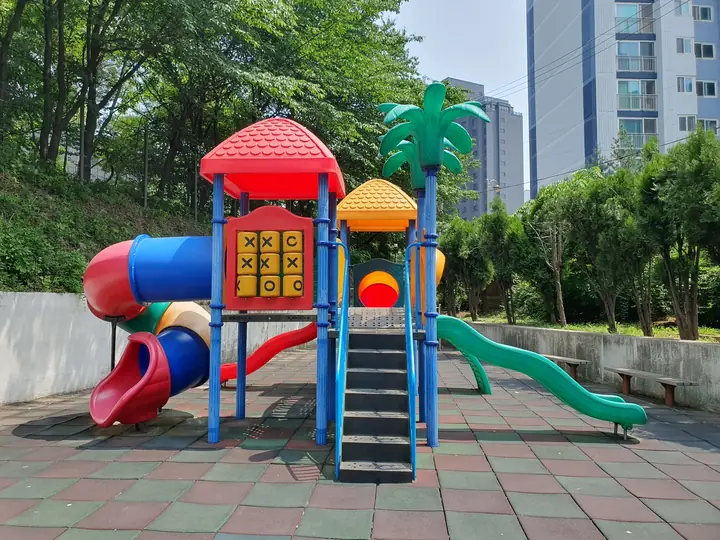 야자수 장식 놀이대