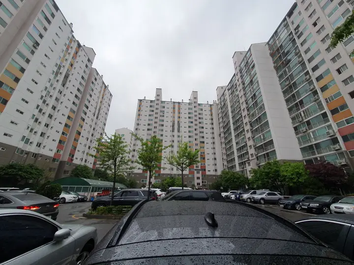 주차장에서 본 동 전경
